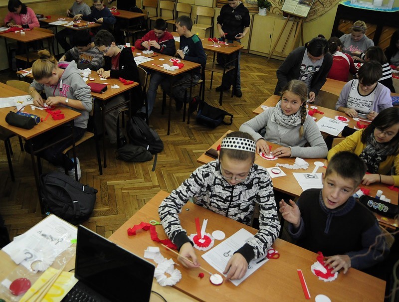 Uczniowie ze Szkoły Podstawowej nr 41 w Bydgoszczy przygotowują kotyliony na święto 11 Listopada