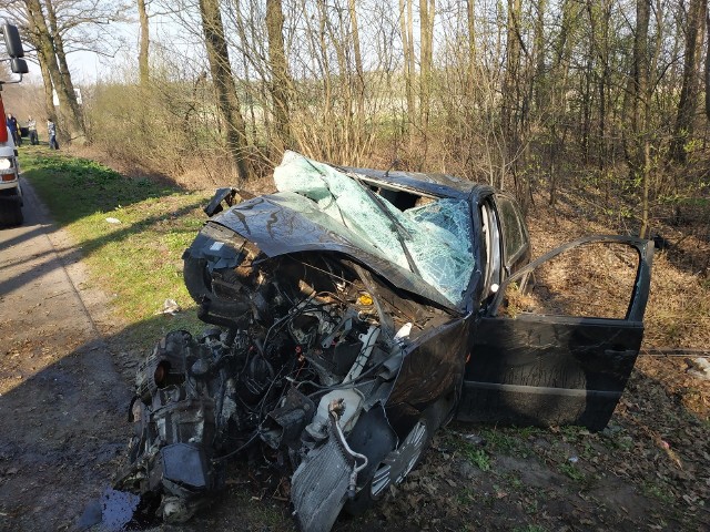 Dzisiaj strażacy otrzymali zgłoszenie do samochodu osobowego, który wjechał do rowu. Autem kierowała kobieta w ciąży.