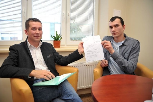 Student Michał Urbanowicz (na zdjęciu z prawej) i jego promotor dr inż. Wiesław Urban chcą opatentować swój wynalazek. Pokazują wniosek, który  złożyli w polskim urzędzie patentowym.