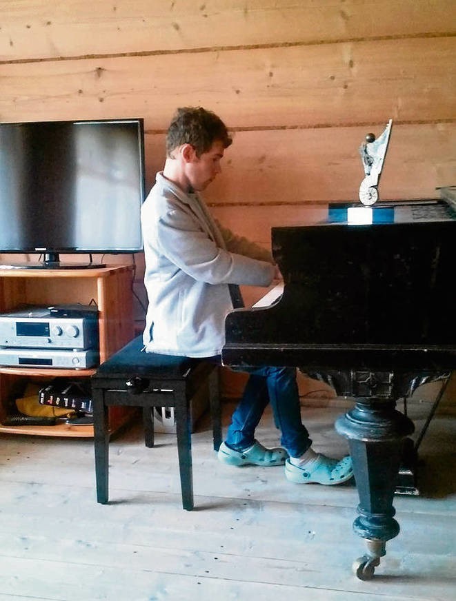 28-letni Grzegorz grana fortepianie po kilka godzin dziennie