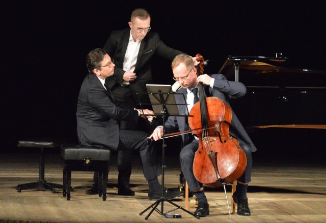 Martin Labazevitch przy fortepianie i Rafał Jezierski grający na wiolonczeli na scenie Miejskiego Domu Kultury