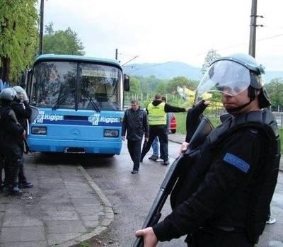 Czy wszystkie mecze muszą być w ten sposób zabezpieczane przez policję, żeby był spokój na stadionach?Fot. Archiwum DP