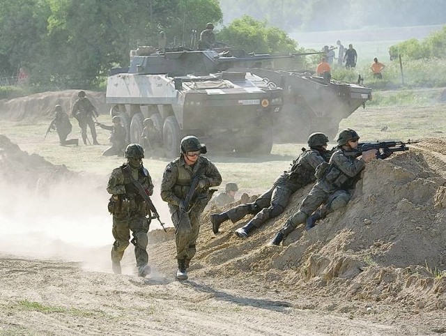 Polscy żołnierze atakowani przez talibów dali radę. Inscenizacja "Afgańskiego patrolu&#8221; zachwyciła 25-tysięczną publiczność.