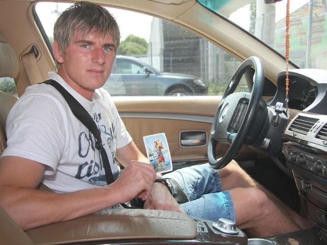 Jacek Kiełb, piłkarz Korony Kielce wierzy, że patron kierowców czuwa nad nim w czasie podróży.