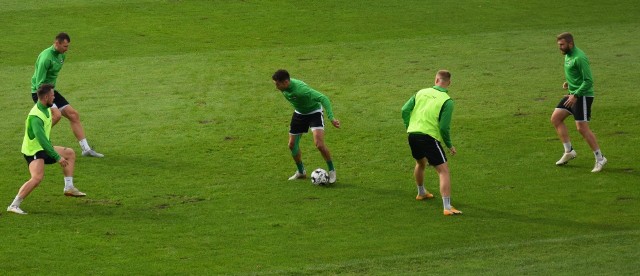 Czwartkowy trening Radomiaka Radom odbył się na głównej płycie stadionu przy ulicy Narutowicza. Zajęcia nie były zbyt intensywne. W piątek podopieczni trenera Dariusza Banasika rozegrają mecz kontrolny z trzecioligową Wisłą w Sandomierzu. - Zagramy na dwa składy, każdy z piłkarzy dostanie po 45 minut grania - mówi Dariusz Banasik, trener Radomiaka Radom.Przeciwko Wiśle nie zagra jednak kilku piłkarzy. Chory obrońca Damian Jakubik, nie wiadomo także wystąpi inny obrońca Mateusz Cichocki, który na piątkowym treningu nie brał udziału w małej gierce. Brał udział za to nowy nabytek, Mateusz Radecki, ale wszystko jednak wskazuje, że przeciwko Wiśle jednak jeszcze nie zagra. Po raz pierwszy pokaże się na boisku ostatni nabytek Radomiaka, obrońca Mateusz Bodzioch, którego zieloni pozyskali z zespołu beniaminka PKO Ekstraklasy, Stali Mielec. Zawodnik z mieleckiej Stali trafił do Radomiaka na zasadzie wypożyczenia do końca tego sezonu 2020/2021.W piątkowym meczu w radomskim zespole zaprezentuje się środkowy defensywny pomocnik, piłkarz rodem ze Stanów Zjednoczonych z greckim paszportem, który ostatnio grał w lidze argentyńskiej.Zobacz zdjęcia z treningu>>>