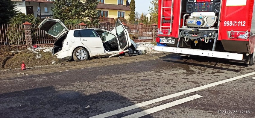 Wypadek w Gniewczynie Łańcuckiej. W zderzeniu volkswagena z mercedesem ranna została jedna osoba [ZDJĘCIA]