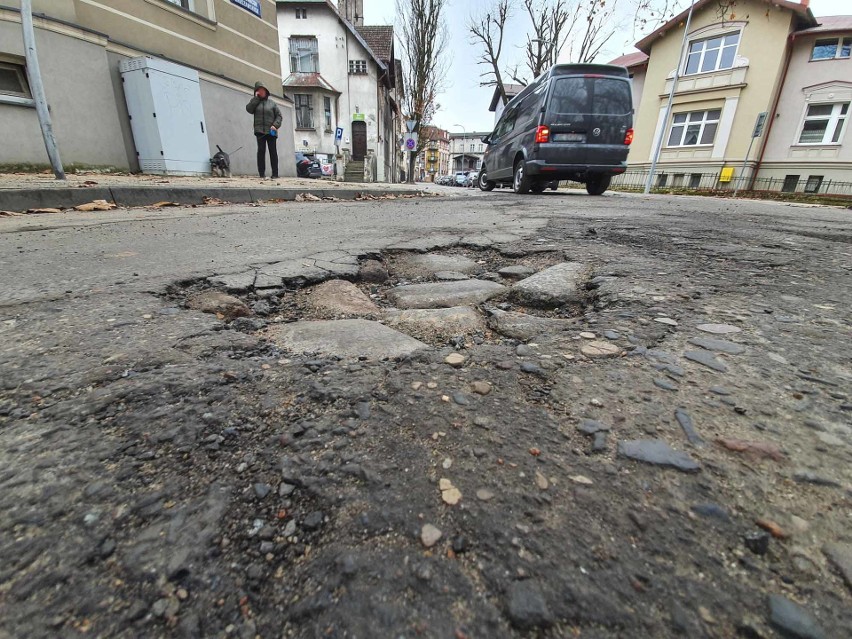 Tylu dziur na ulicach Słupska dawno nie było. Zaczynamy akcję dziura [ZDJĘCIA]