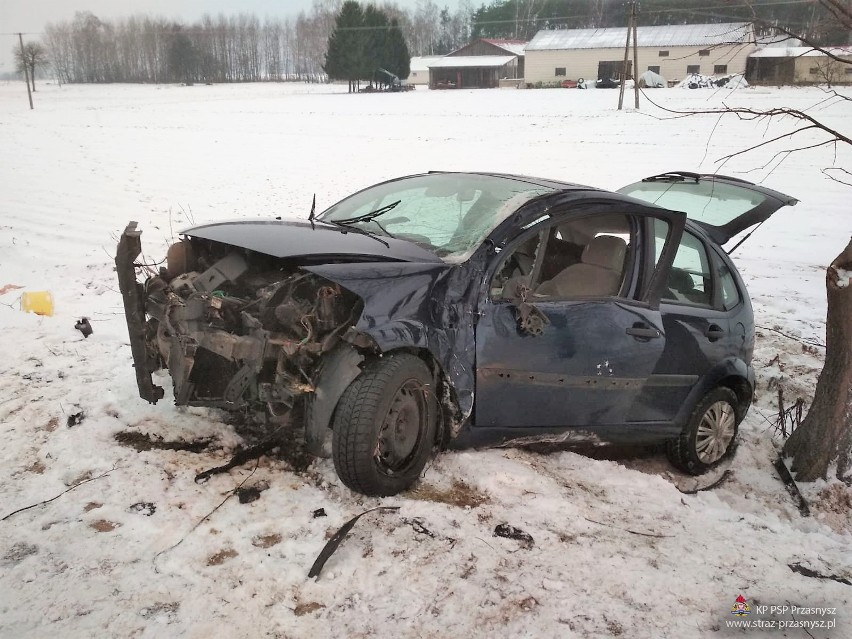 Wypadek w Cichowie: citroen uderzył w drzewo. Strażacy i policja szukali kierowcy [ZDJĘCIA]