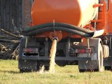 Kontrole szamb w gminie wiejskiej w Lubuskim. Urzędnicy sprawdzają czy nieczystości z przydomowych zbiorników nie trafiają na łąki, do lasów