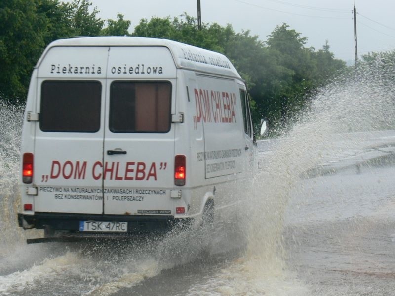 Ulice Skarżyska zalane po opadach w nocy z poniedziałku na...