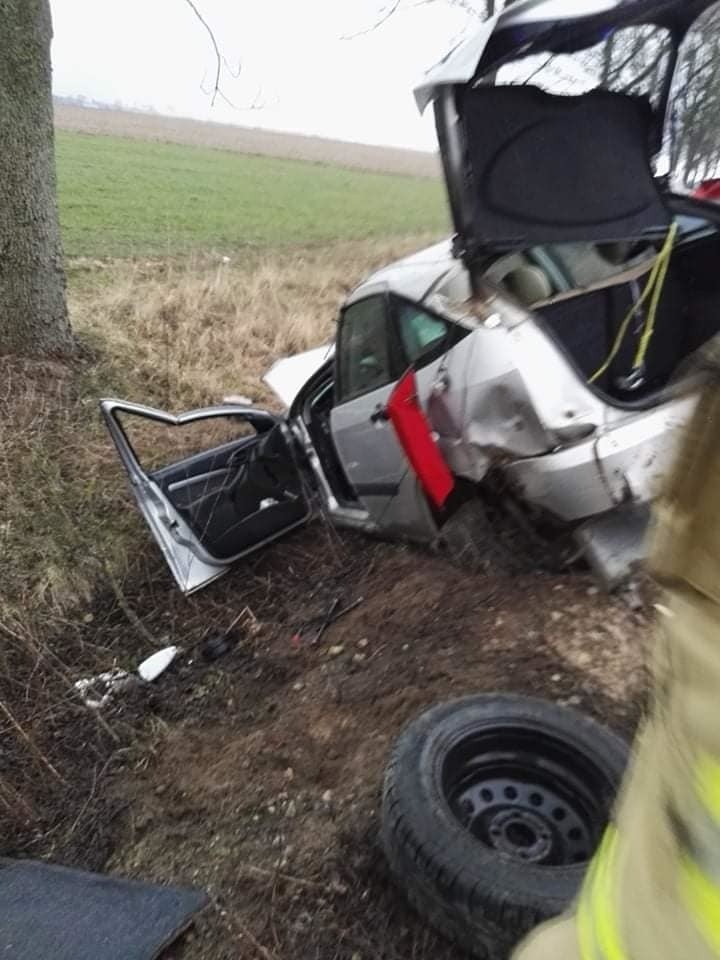 Koce-Schaby. Wypadek na drodze 681 między Rudką a Ciechanowcem. Dwie osoby ranne [ZDJĘCIA]