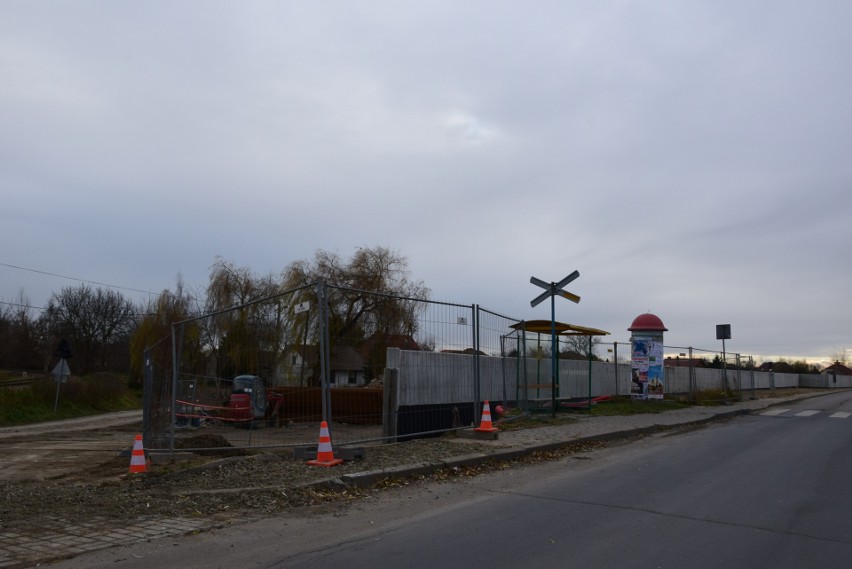 Betonowy mur na wale opaskowym w prawobrzeżnej części Sandomierza przy Wiśle już prawie gotowy! Zobacz tę wyjątkową budowlę