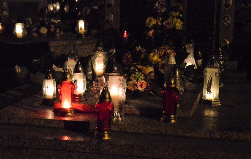 Zobacz nocne zdjęcia cmentarza w Proszowicach