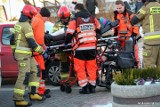 Kierowca toyoty yaris w Stalowej Woli na przejściu dla pieszych potrącił kobietę jadącą elektrycznym wózkiem dla niepełnosprawnych [ZDJĘCIA]