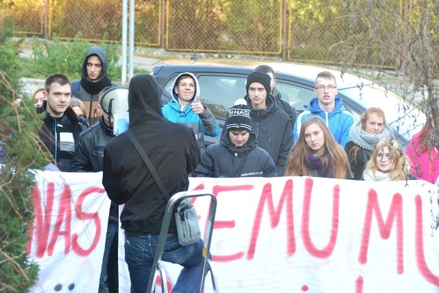 Protest uczniów i nauczycieli Zespołu Szkół Silesia w Czechowicach-Dziedzicach