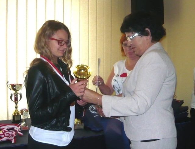 Ola Barszcz, uczennica pierwszej klasy Gimnazjum Publicznego w Mircu odbiera puchar i medal za eksponat filatelistyczny &#8222;Na podwórku mojej babci&#8221;.