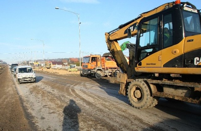 Ulica Ściegiennego jest zabłocona przez samochody wyjeżdżające z budowanej drogi.