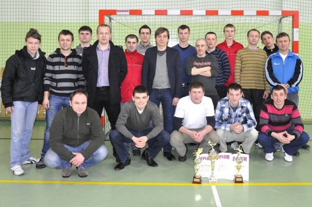 Drużyna GKS Kluczewsko, która zajęła drugie miejsce w turnieju, wraz z wójtem gminy Kluczewsko Rafałem Pałką.
