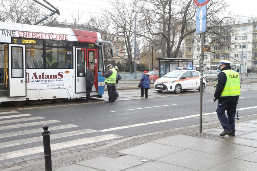 Tramwaj potrącił pieszego w centrum Wrocławia. Mężczyzna został ranny [ZDJĘCIA]