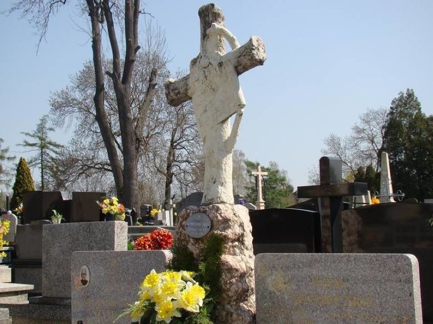 Na cmentarzu oświęcimskim jest sporo nagrobków...