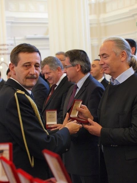 (od prawej) Poseł Mirosław Pluta odbiera medal "Z okazji 20-lecia powołania Państwowej Straży Pożarnej&#8221; z rąk st. bryg. Bogdana Kuligi.