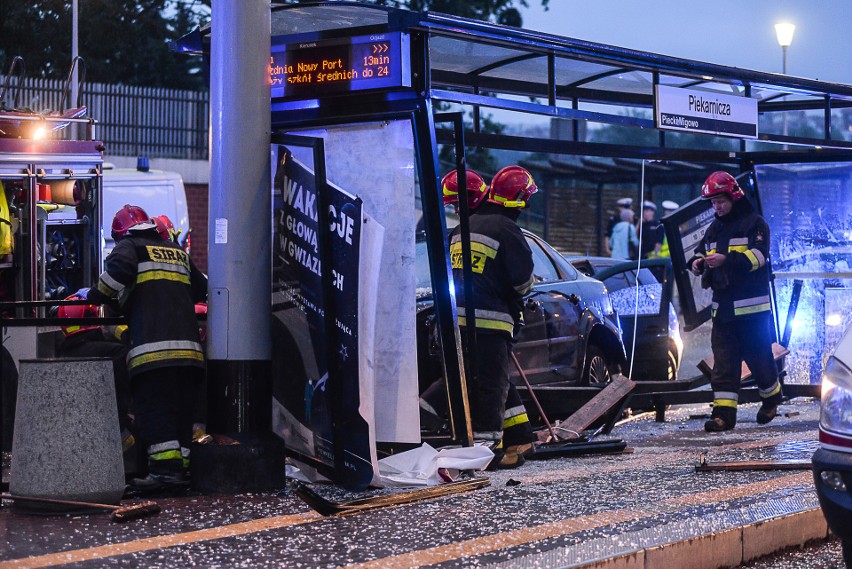 Wypadek na Rakoczego w Gdańsku. Auto wjechało w przystanek