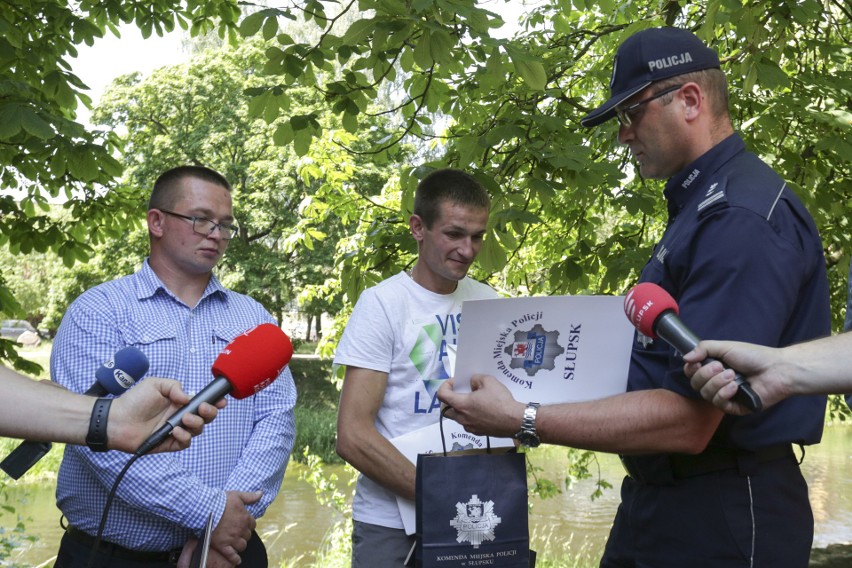 Uratowali tonące dzieci w Obłężu. Otrzymali nagrody 