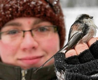 Przyrodniczka Agata Żmuda i odłowiony raniuszek FOT. ANNA KACZMARZ