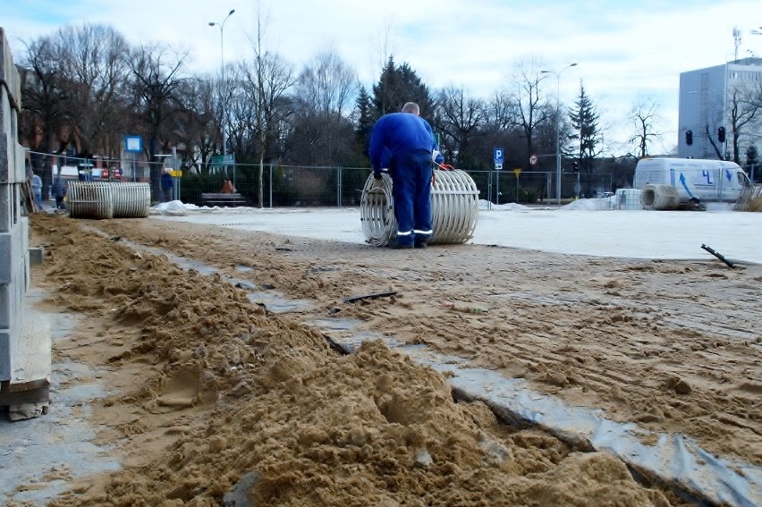 Przed słupskim ratuszem trwają prace rozbiórkowe sztucznego...