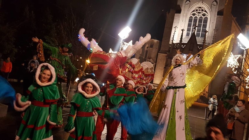Świąteczna parada w Katowicach już za nami. Ulicami miasta przeszły elfy, mikołaje, aniołki, był też teatr ognia ZDJĘCIA