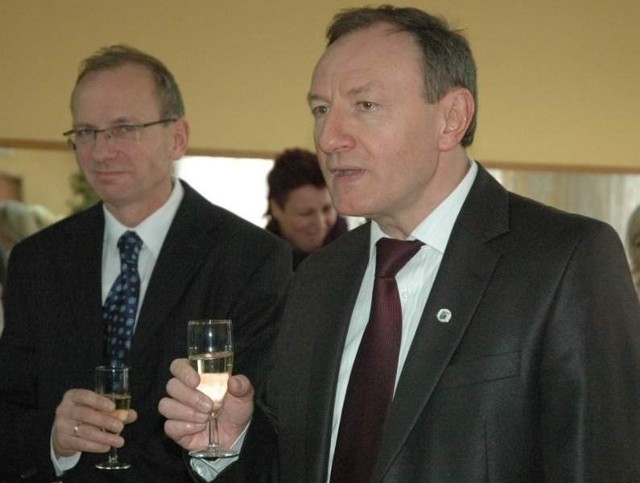 (z prawej) i przewodniczący rady Piotr Antkowiak zapowiadają ściągnięcie do Olesna inwestorów.