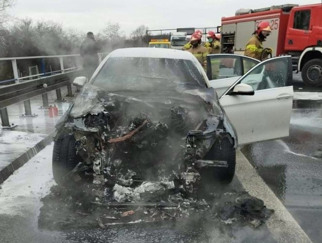 Pożar BMW na autostradzie A4 koło Kątów Wrocławskich 26.01.2021