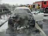 BMW spłonęło na autostradzie A4 pod Wrocławiem. Korek ma już kilka kilometrów [FILM, ZDJĘCIA]