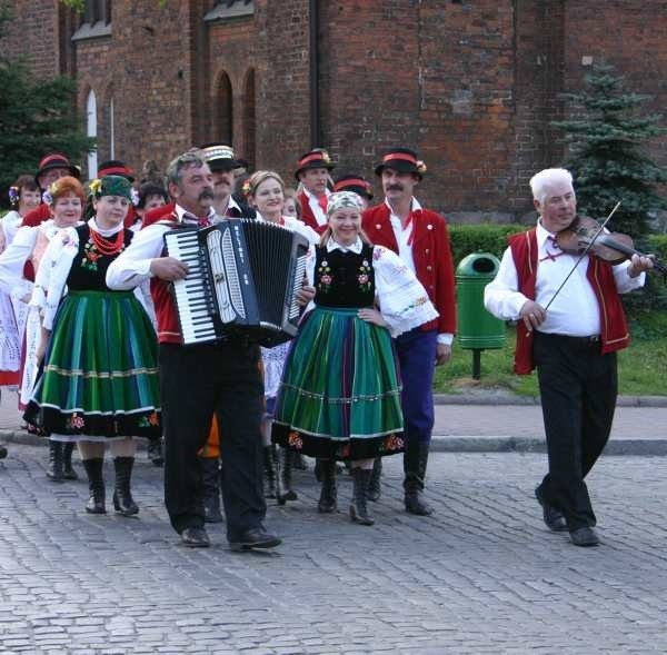 - Występy w plenerze to nasza specjalność - mówią artyści z zespołu Krajna