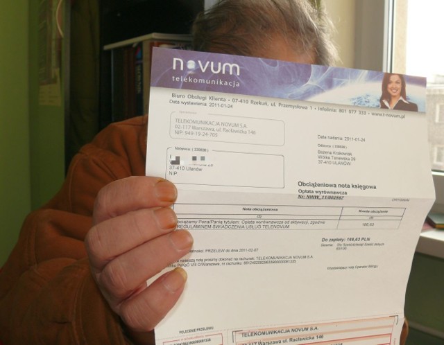 Mężczyzna, który nie chce pokazać twarzy, pokazuje pismo od Telekomunikacji Novum.