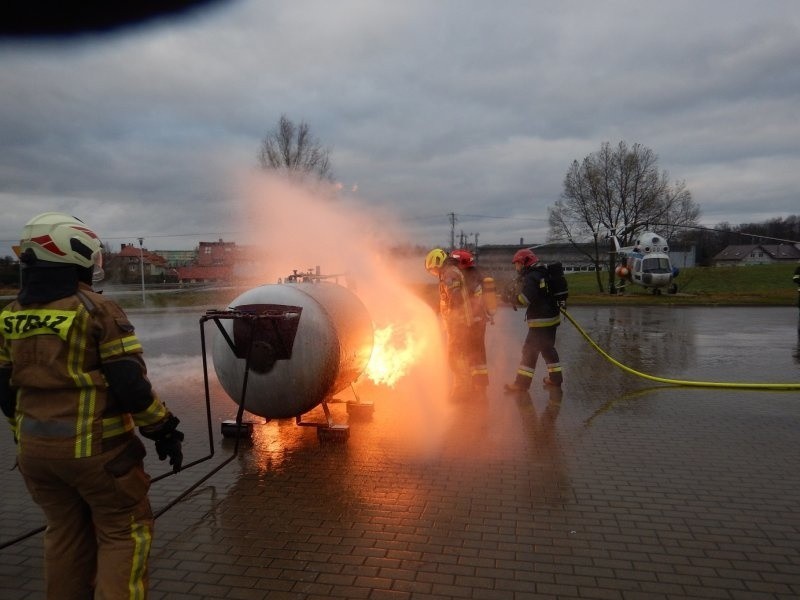 Strażacy zmagali się z pożarem zbiornika LPG (zdjęcia)