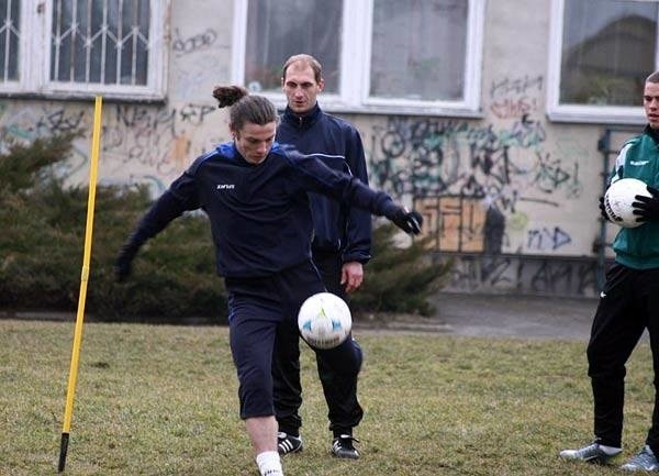 Stal Sanok do meczu w Warszawie przygotowywała się na boisku...