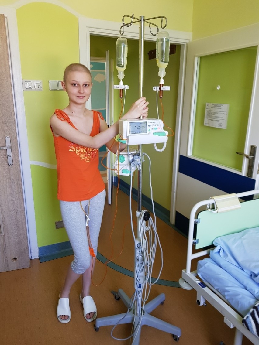 Julia Radzio z Buczkowic chce pomagać innym, ale teraz sama potrzebuje pomocy. Trwa zbiórka na chorą na białaczkę 19-latkę