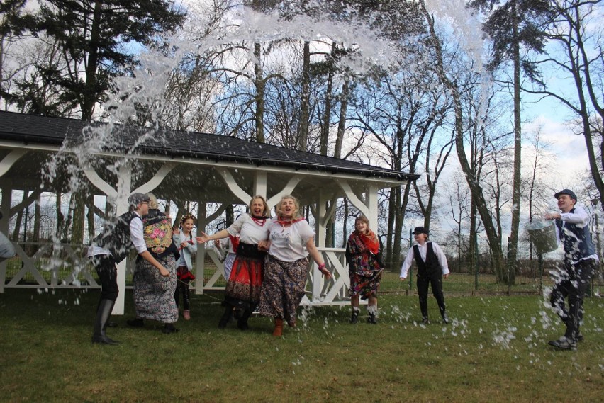 Śmigus-dyngus w Złotopolu w gm. Lipno jak się patrzy – wodą polewano się wiadrami! Zobacz zdjęcia