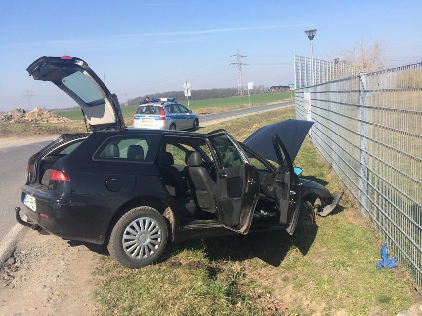 Policyjny pościg pod Wrocławiem zakończył się wypadkiem (ZDJĘCIA)