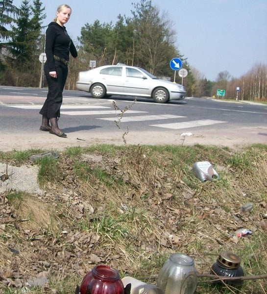 - To już nie pierwszy raz, jak tutaj giną ludzie. Znicze na poboczu stoją jeszcze po tragicznym wypadku w listopadzie - pokazuje Emilia Staluszka z Brzezin.