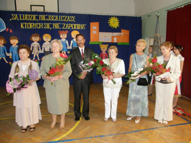 Byli dyrektorzy szkoły otrzymali kwiaty
