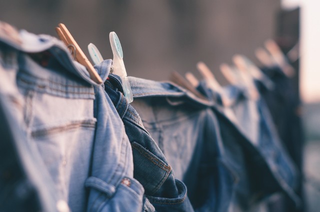 Ubrania śmierdzą stęchlizną tuż po praniu i nie wiesz, jak skutecznie pozbyć się nieprzyjemnego zapachu? Podsuwamy kilka sprawdzonych sposobów, żeby poradzić sobie z tym problemem raz na zawsze.
