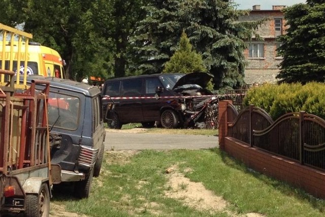 Kierowca busa wjechał na jedną z posesji. Uszkodził płot, nic mu się nie stało.