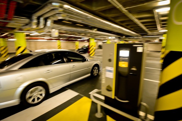 20.06.2012 wroclaw od wtorku dziala parking podziemny przy dworcu glownym dworzec glowny pkp komunikacja parking architektura samochod gazeta wroclawska pawel relikowski / gazeta wroclawska