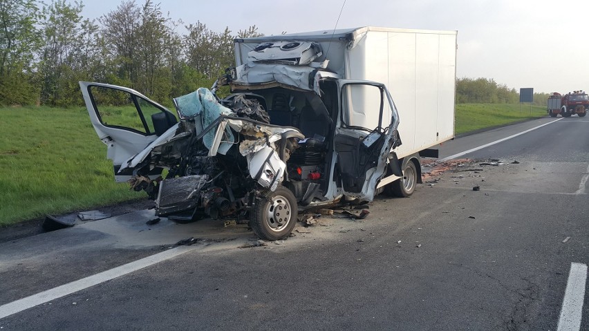 Wypadek na DK1 pod Częstochową. W Kościelcu na tył ciężarówki najechało dostawcze iveco. Jego kierowca zmarł w szpitalu