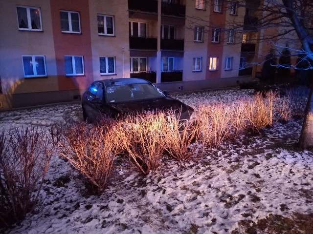 Mężczyzna stracił prawo jazdy, a jego samochód został odholowany na parking strzeżony. Dodatkowo 74-latek odpowie za kolizję drogową.