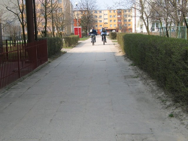 Naprawa chodnika to jedno z najważniejszych zadań, jakie musi być wykonane podczas modernizacji ciągu pieszego między ulicą Wyspiańskiego i Dekutowskiego.
