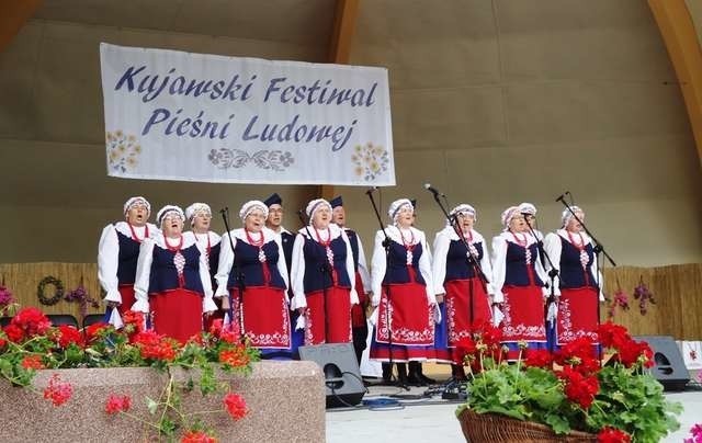 Gniewkowianie, Kłopocianki i Złotniczanki wyśpiewali główne nagrody na Kujawskim Festiwalu Pieśni Ludowej 