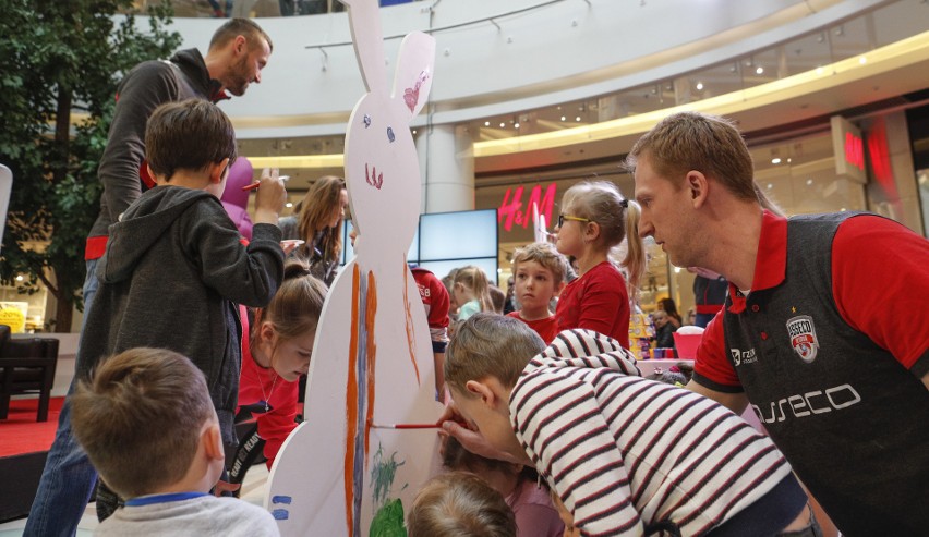 Siatkarze Asseco Resovii przygotowywali wielkanocne ozdoby.